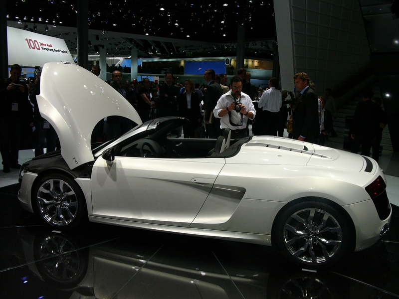 Illustration for article titled Audi R8 5.2 FSI Spyder: Live Photos